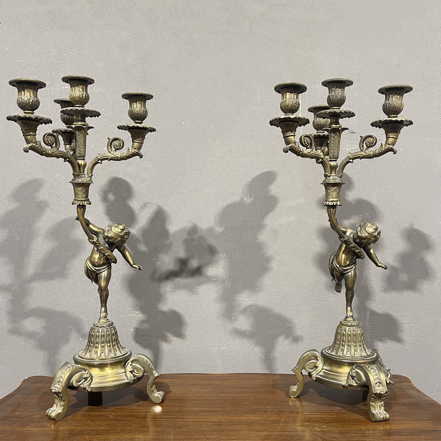 Antica coppia di candelabri in bronzo dorato